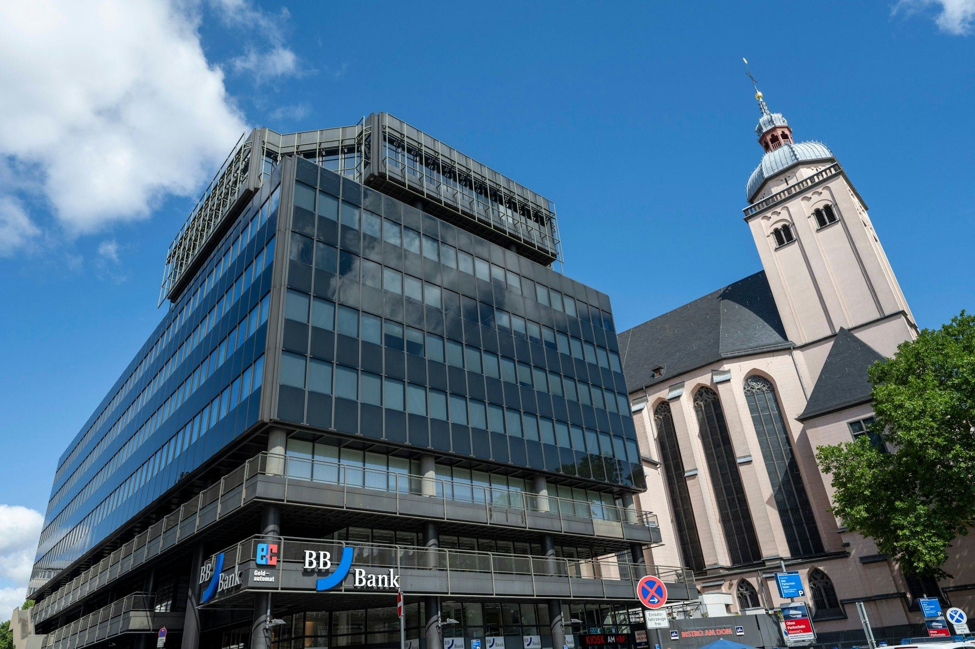 Das sogenannte „Rolex-Haus“ steht in der Dompropst-Ketzer-Straße am Hauptbahnhof neben der katholischen Kirche St. Mariä Himmelfahrt.