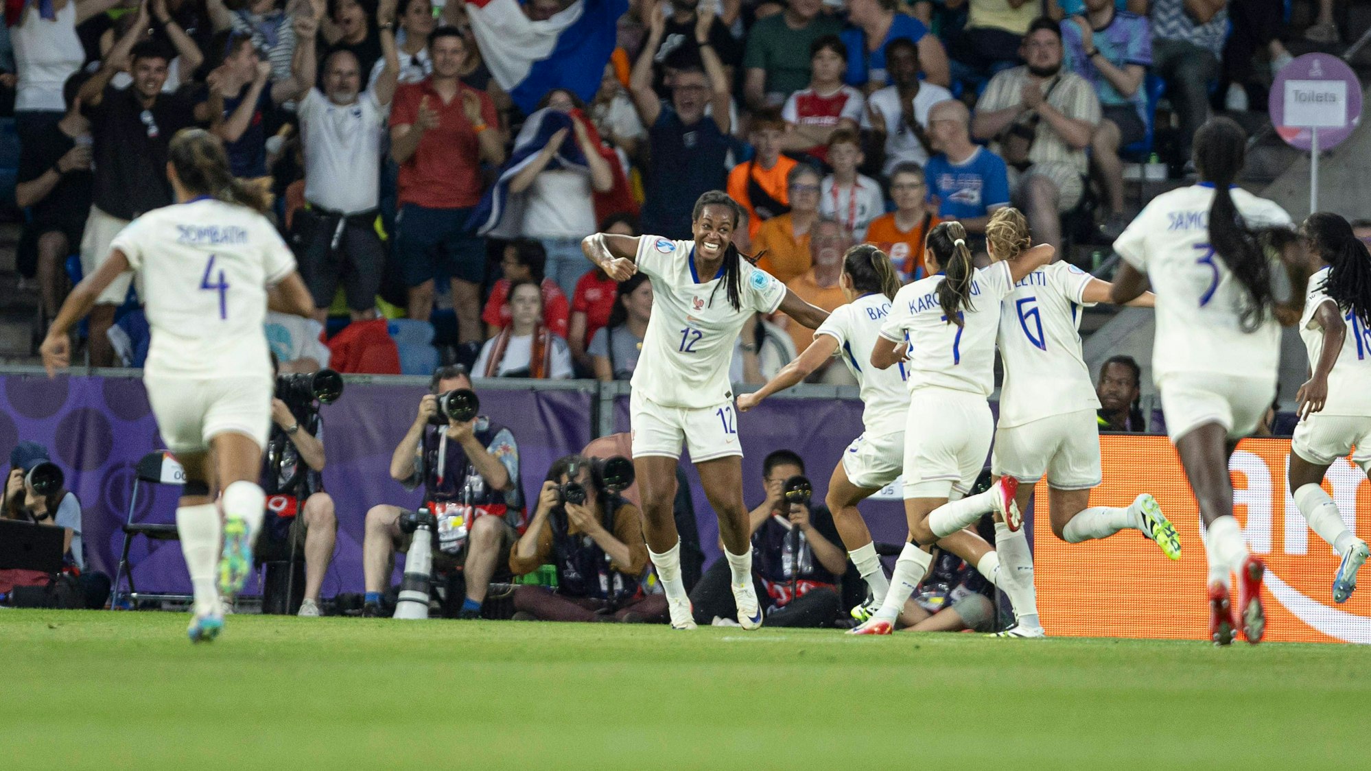 Die Frauen der Nationalmannschaft Frankreichs bejubeln am Sonntagabend (13. Juli 2025) den Treffer zum 2:2 gegen die Niederlande.