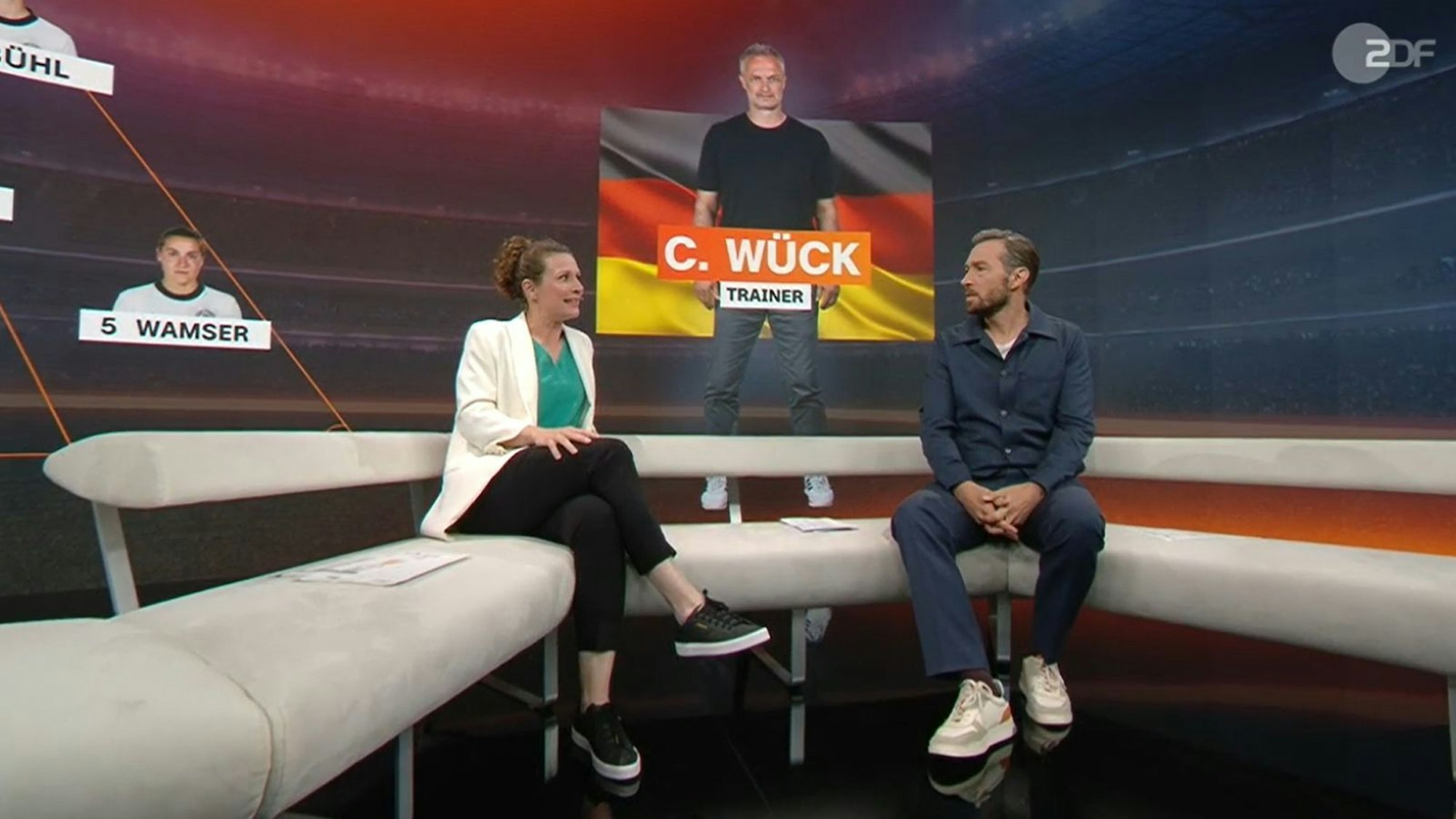 Kathrin Lehmann erklärt Sven Voss einen Schweizer Fachbegriff. (Bild: ZDF)