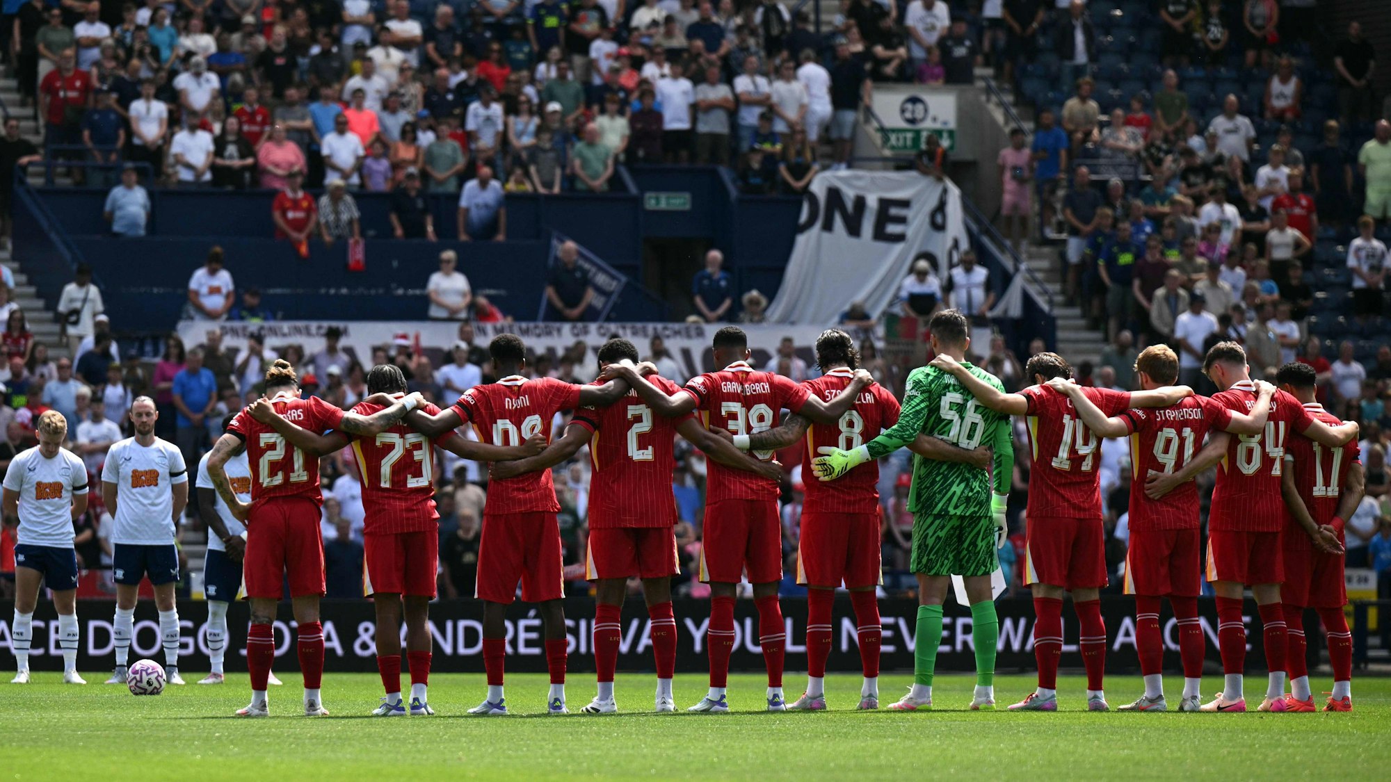 Vor dem Testspiel des FC Liverpool bei Preston North End gab es unter anderem eine Schweigeminute für Diogo Jota und dessen Bruder Andre Silva.