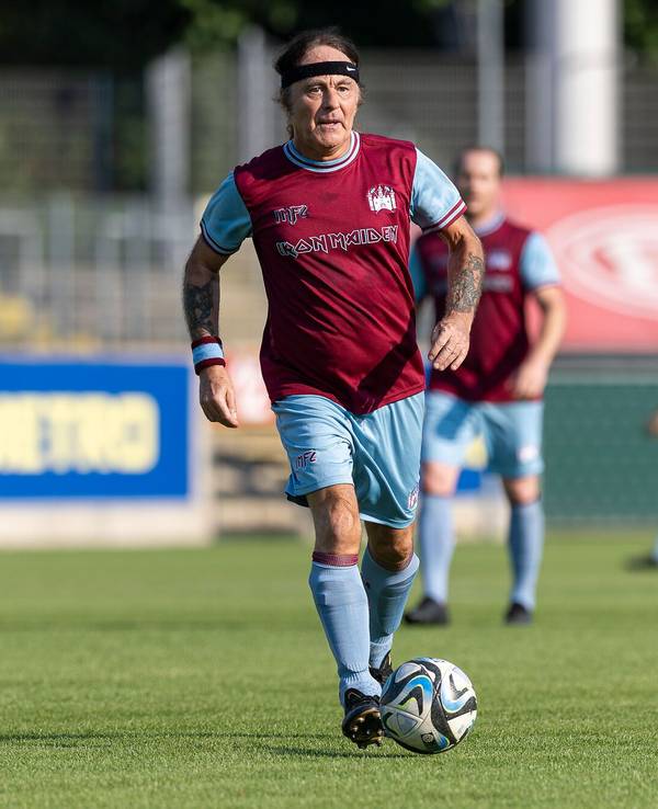Fußballschuhe statt Bassgitarre: Steve Harris von „Iron Maiden“ lief im Paul-Janes-Stadion auf.