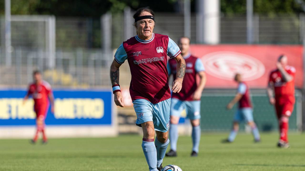 Fußballschuhe statt Bassgitarre: Steve Harris von „Iron Maiden“ lief im Paul-Janes-Stadion auf.