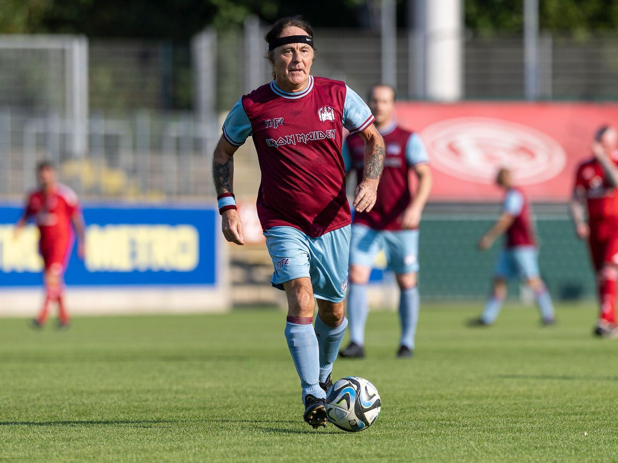 Fußballschuhe statt Bassgitarre: Steve Harris von „Iron Maiden“ lief im Paul-Janes-Stadion auf.