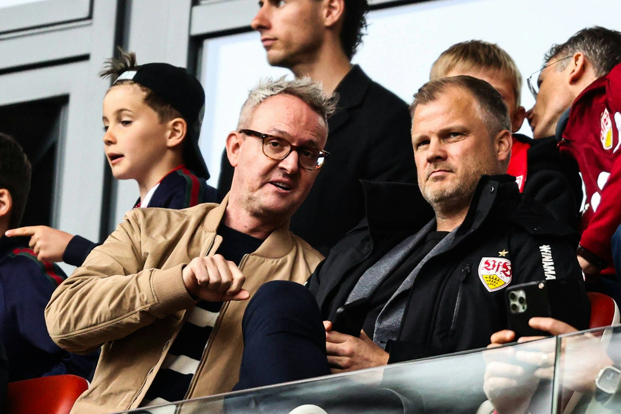 Die Stuttgart-Bosse Alexander Wehrle und Fabian Wohlgemuth unterhalten sich auf der Tribüne.