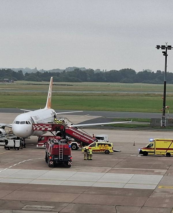 Der zurückgekehrte Sundair-Flieger am Samstagmorgen am Bremer Flughafen.