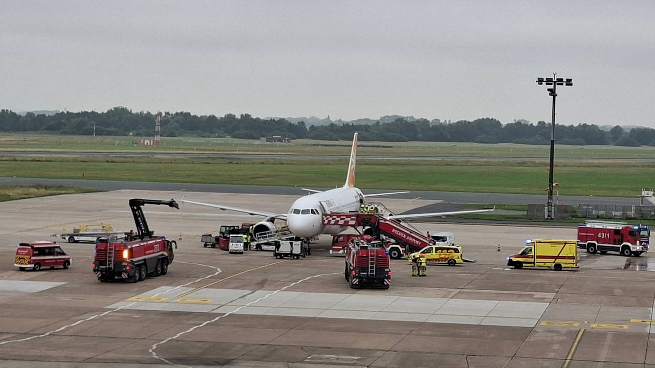 Der zurückgekehrte Sundair-Flieger am Samstagmorgen am Bremer Flughafen.