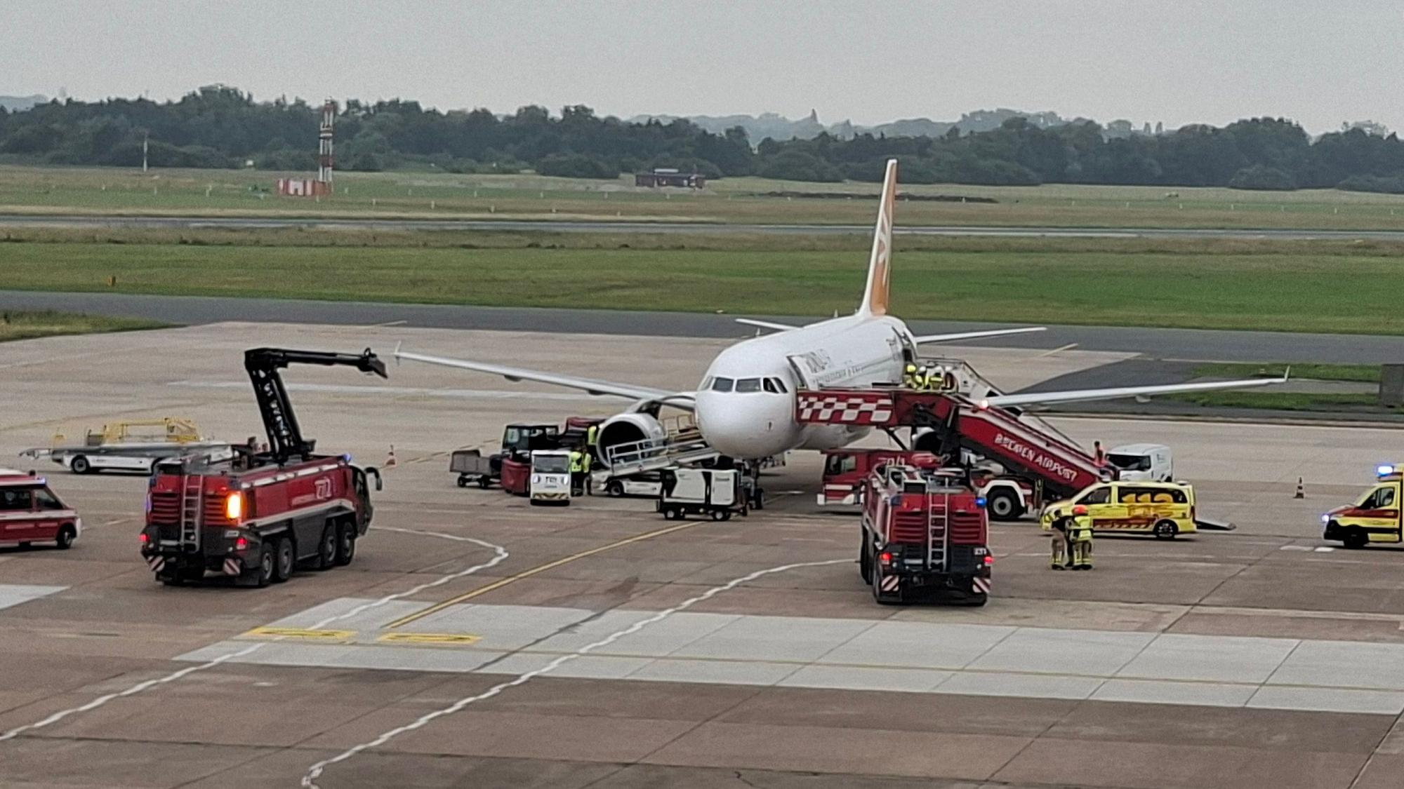 Der zurückgekehrte Sundair-Flieger am Samstagmorgen am Bremer Flughafen.