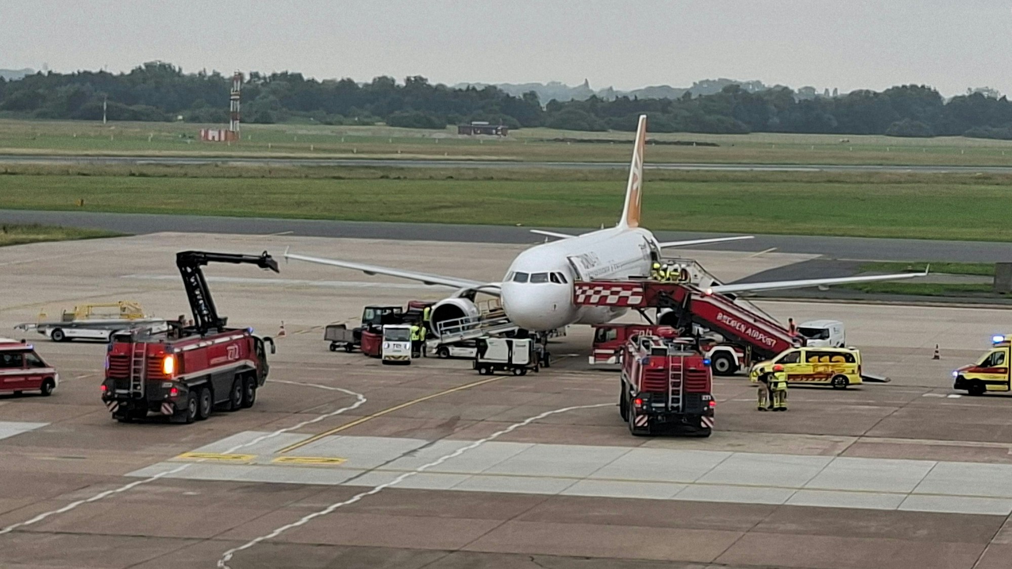 Der zurückgekehrte Sundair-Flieger am Samstagmorgen am Bremer Flughafen.