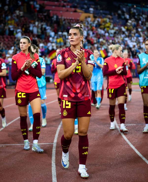 Deutsche Frauen-Nationalmannschaft auf Ehrenrunde im Stadion in Zürich