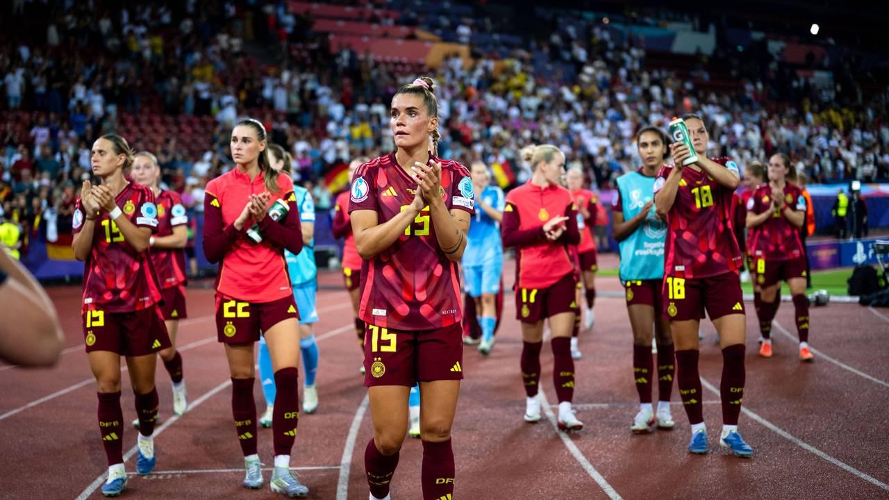 Deutsche Frauen-Nationalmannschaft auf Ehrenrunde im Stadion in Zürich