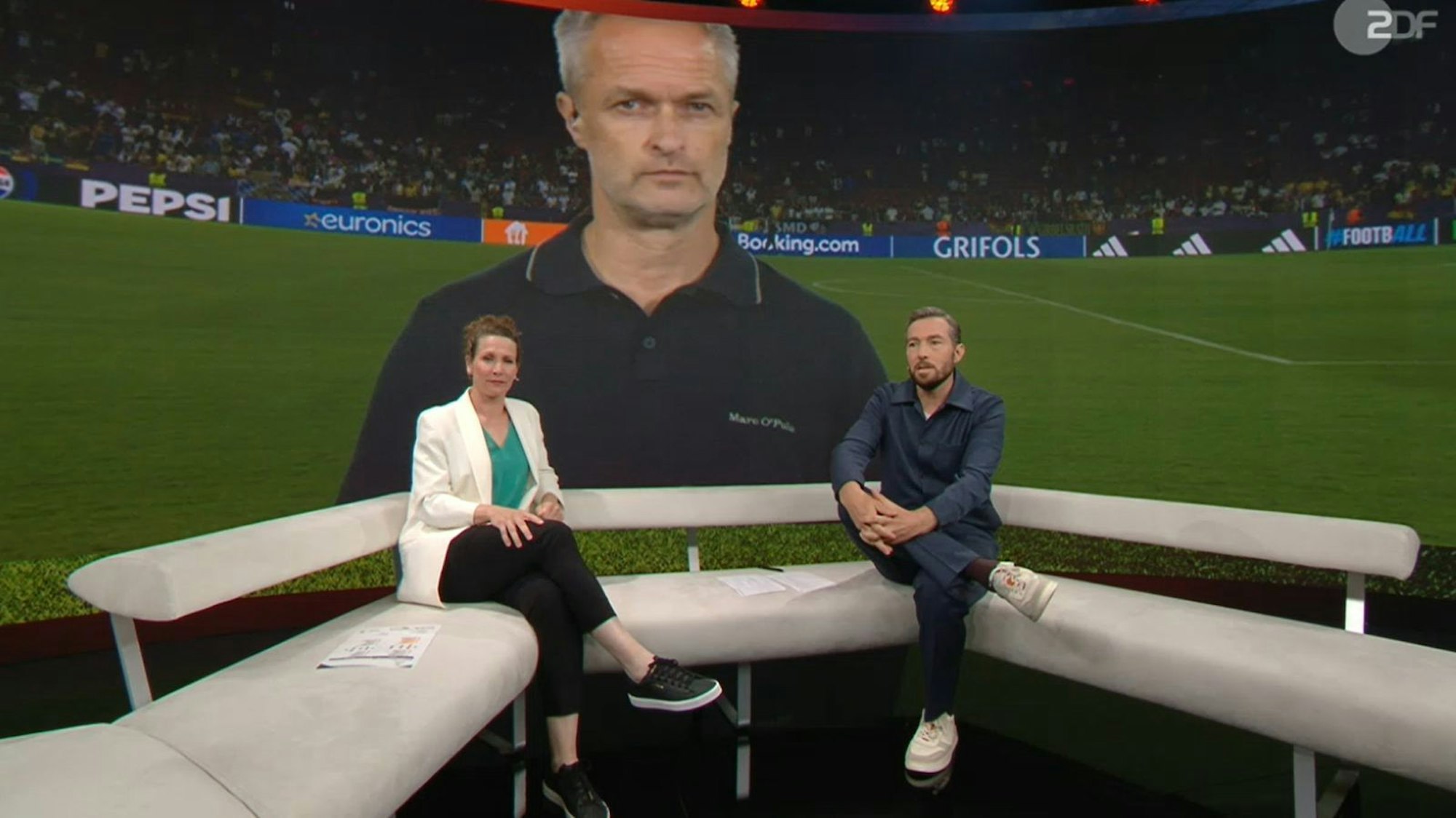 Nach dem Spiel: Der Bundestrainer (Mitte) reagiert schmallippig. (Bild: ZDF)