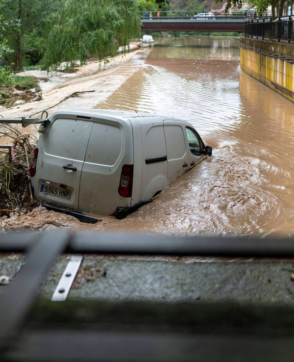 Ein Auto wird von einem Fluss in Spanien mitgerissen.