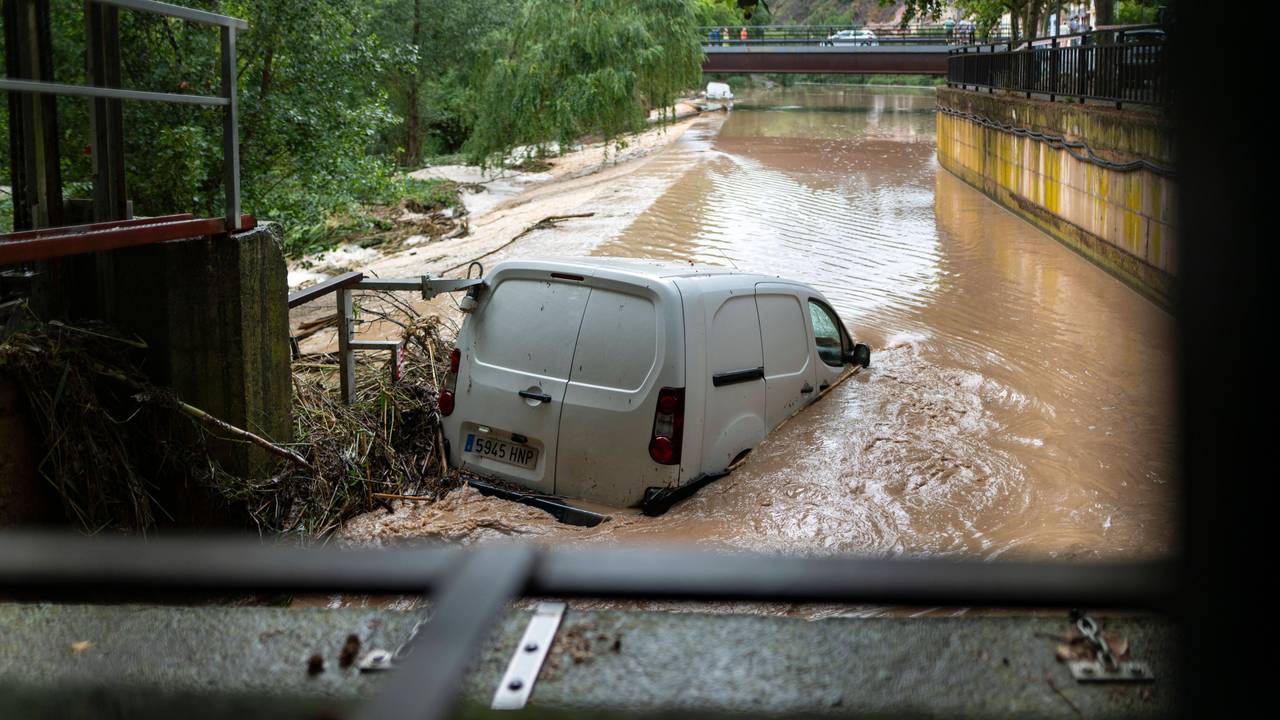 Ein Auto wird von einem Fluss in Spanien mitgerissen.
