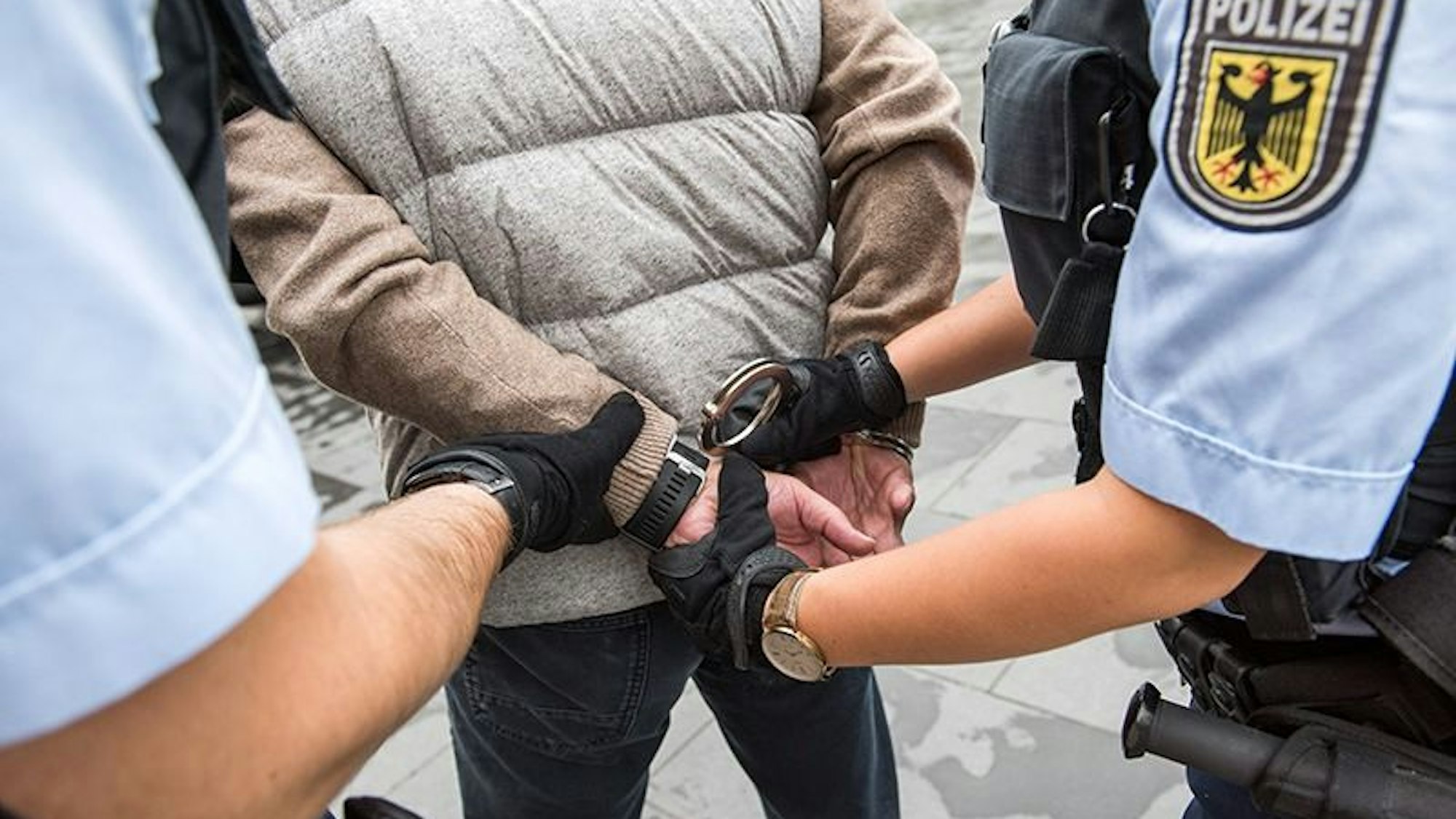Die Bundespolizei hat am Rastplatz Königsberg, an der Bundesautobahn 44, einen indischen Schleuser festgenommen.