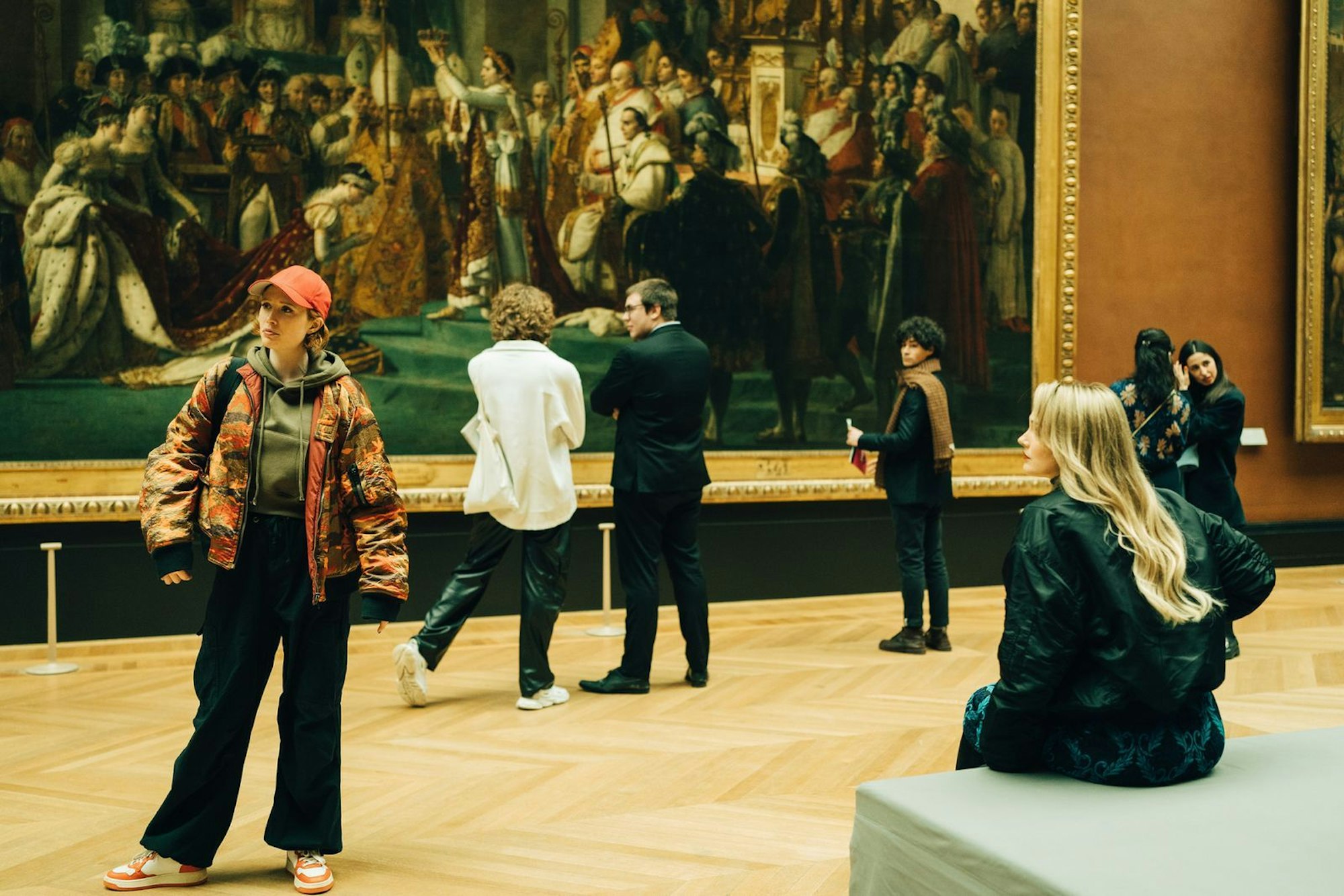 „Cat's Eyes“ fällt und steht mit der Stadt, in welcher die Serie spielt: Paris. Dabei dürfen Drehorte wie der Louvre nicht fehlen. Alexia (Claire Romain, links) und ihre ältere Schwester Tamara (Camille Lou) planen, in das Museum einzubrechen. (Bild: ZDF /caroline dubois)