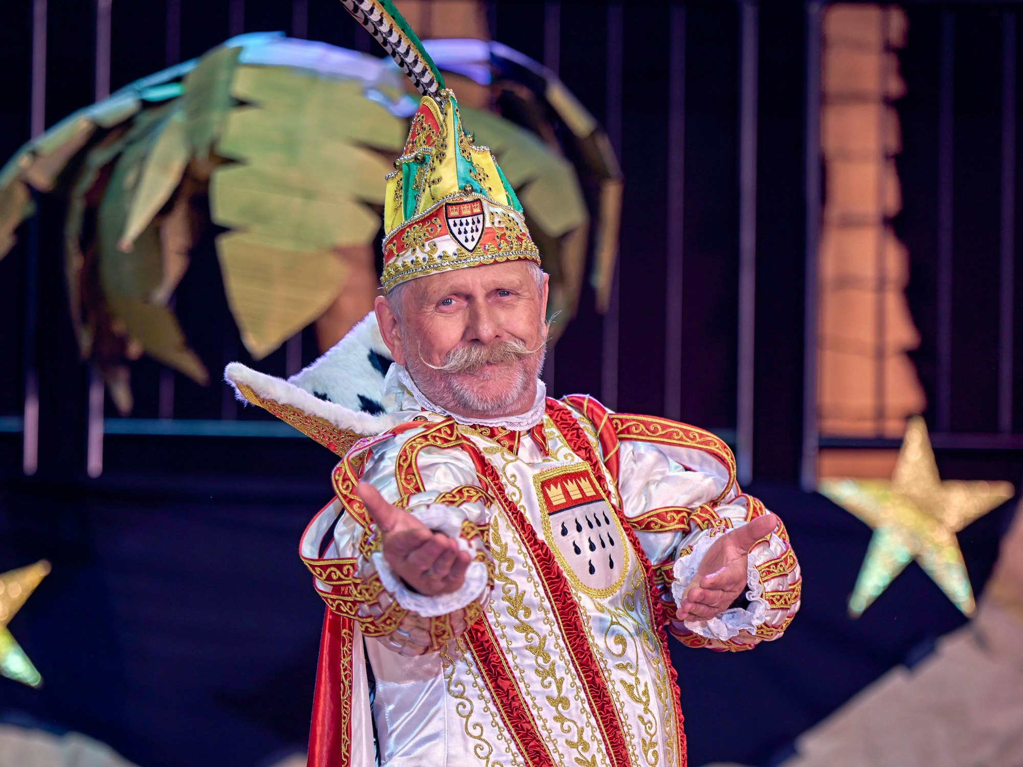 Ein Mann trägt ein Prinzen-Ornat.