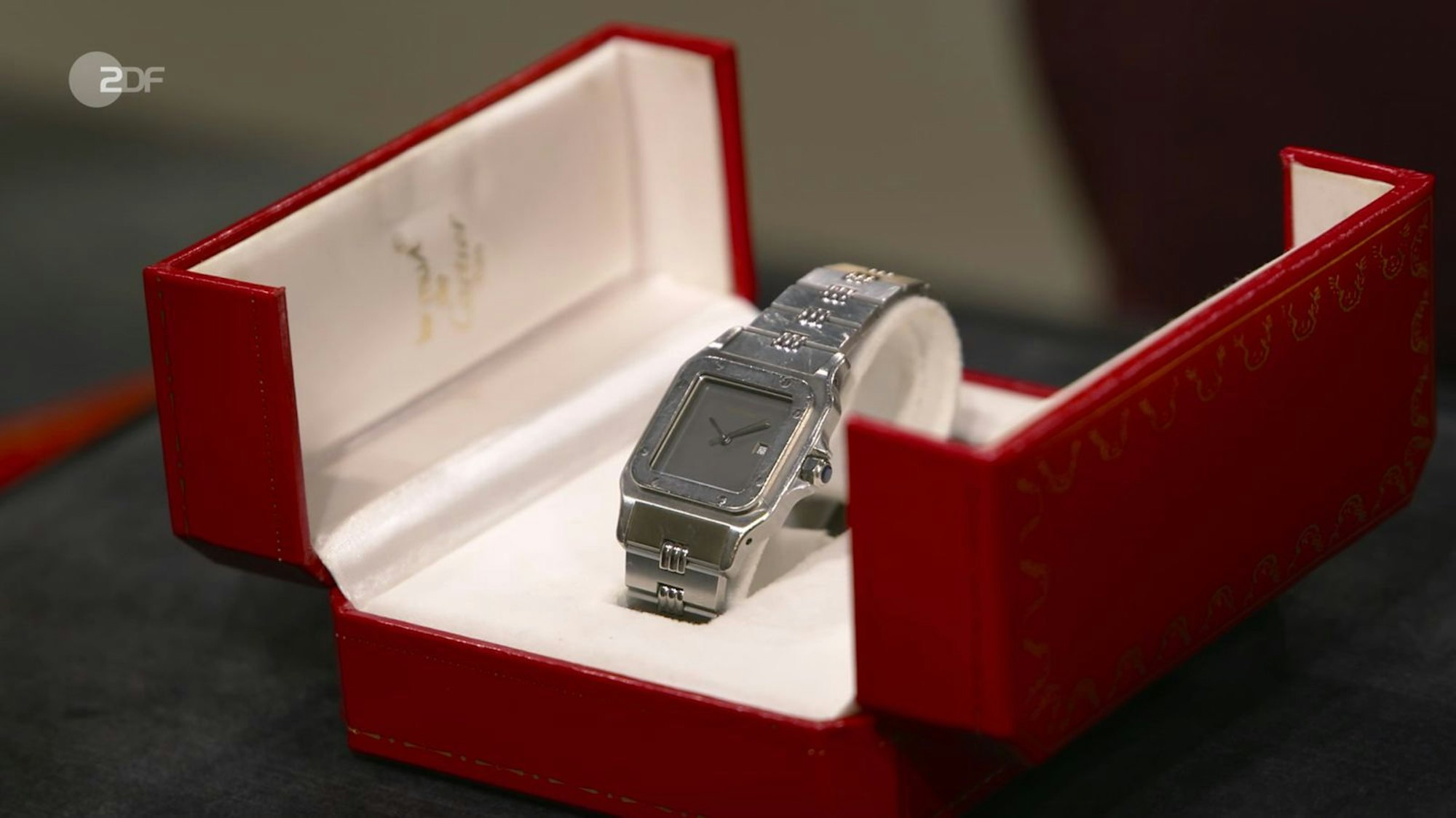 Die Luxus-Uhr von Cartier ist sehr selten, weil das Godron Armband nur sehr kurz produziert wurde. (Bild: ZDF)