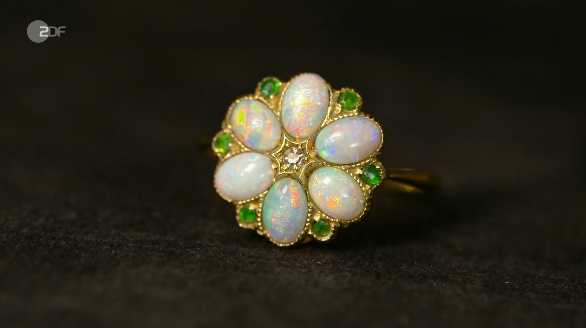 Ein antiker Blumenring (um 1900) aus 585er und 750er Gold mit Opalen, Peridot und Diamant ging für 460 Euro an Händler Jan Cizek. (Bild: ZDF)