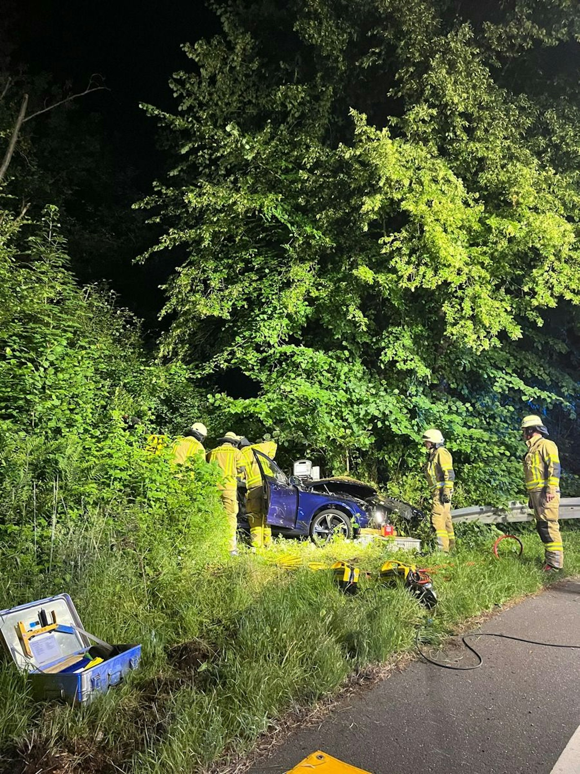 Ein stark beschädigtes Unfallauto steht am Straßenrand.