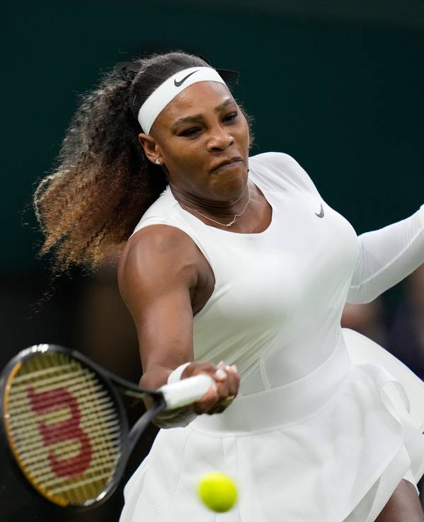 Serena Williams bei einem Tennis-Match in Aktion.