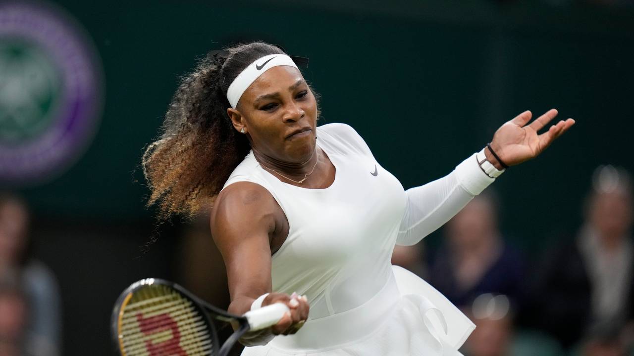 Serena Williams bei einem Tennis-Match in Aktion.