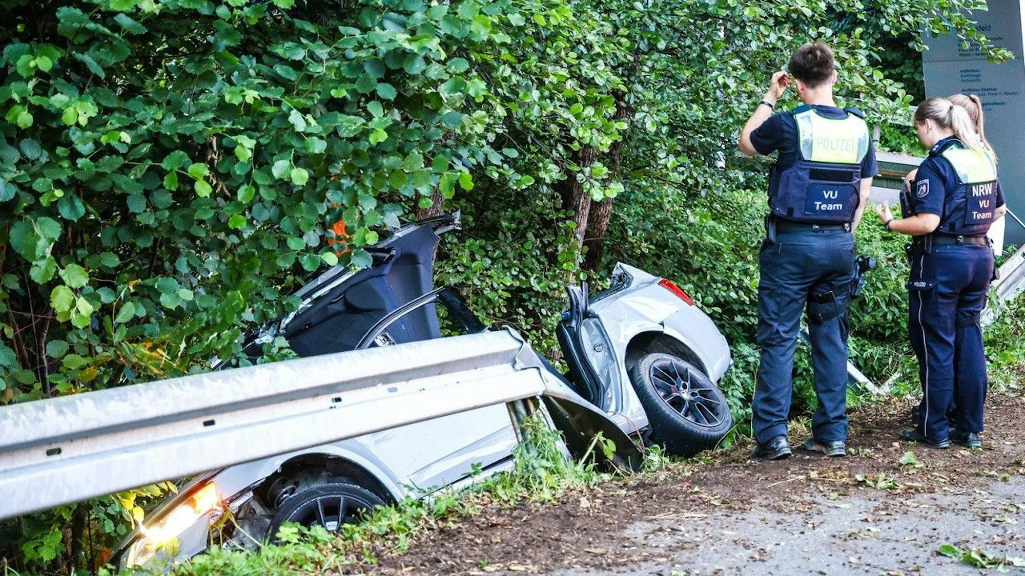 Bei einem schweren Verkehrsunfall in Ennepetal (Ennepe-Ruhr-Kreis) sind zwei Menschen ums Leben gekommen. Das Auto sei am Abend an der Holthauser Talstraße in Höhe der Klinikeinfahrt aus bislang ungeklärter Ursache von der Fahrbahn abgekommen, teilte die Polizei mit.