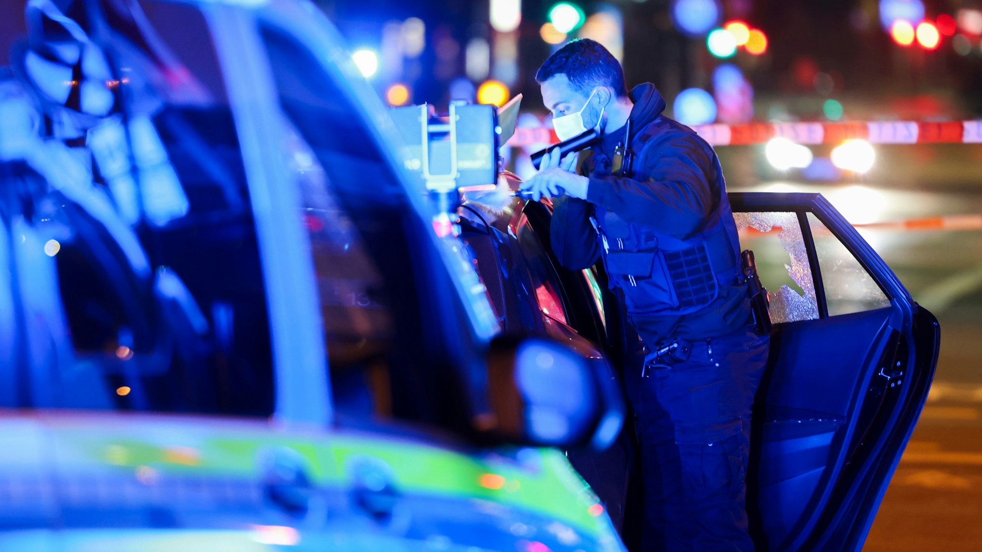Ein Polizist bei einem Einsatz in Düsseldorf (Archivfoto)