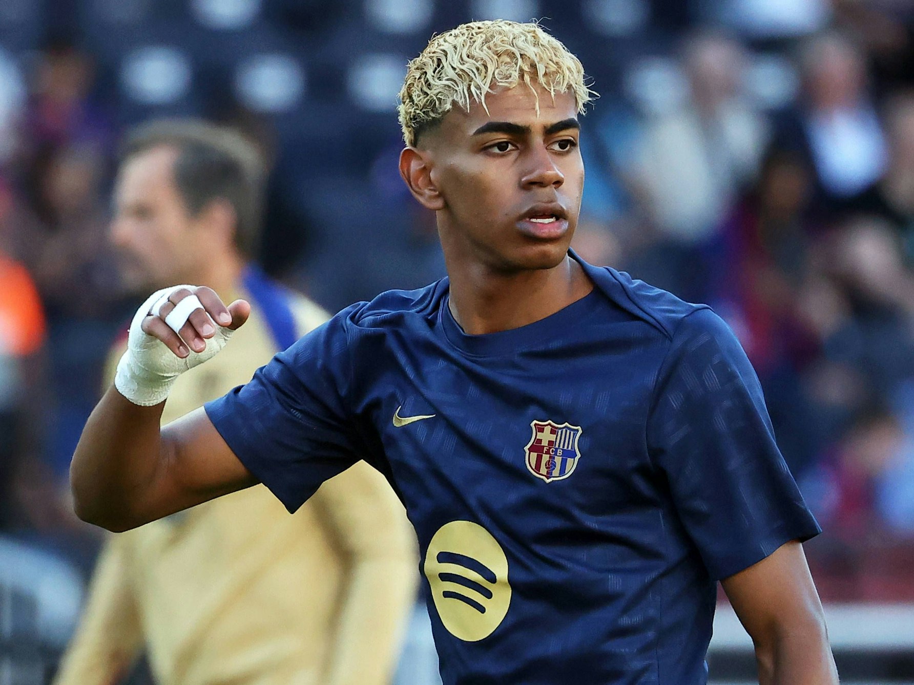 Lamine Yamal vom FC Barcelona wärmt sich auf.