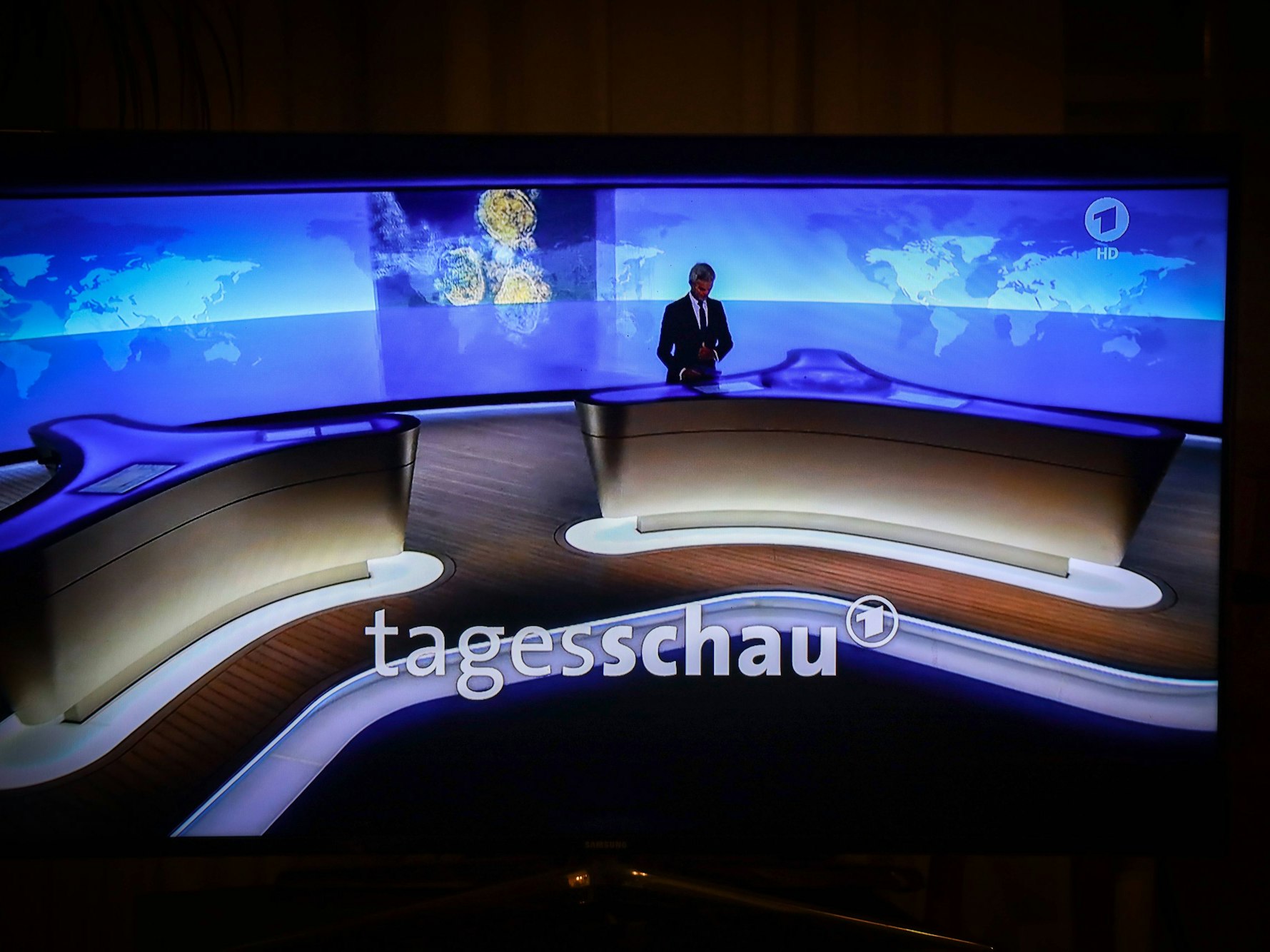 Auf einem Fernseher läuft die 20 Uhr Hauptausgabe der Tagesschau. Ein neues Format soll ab dem 14. Juli 2025 getestet werden.