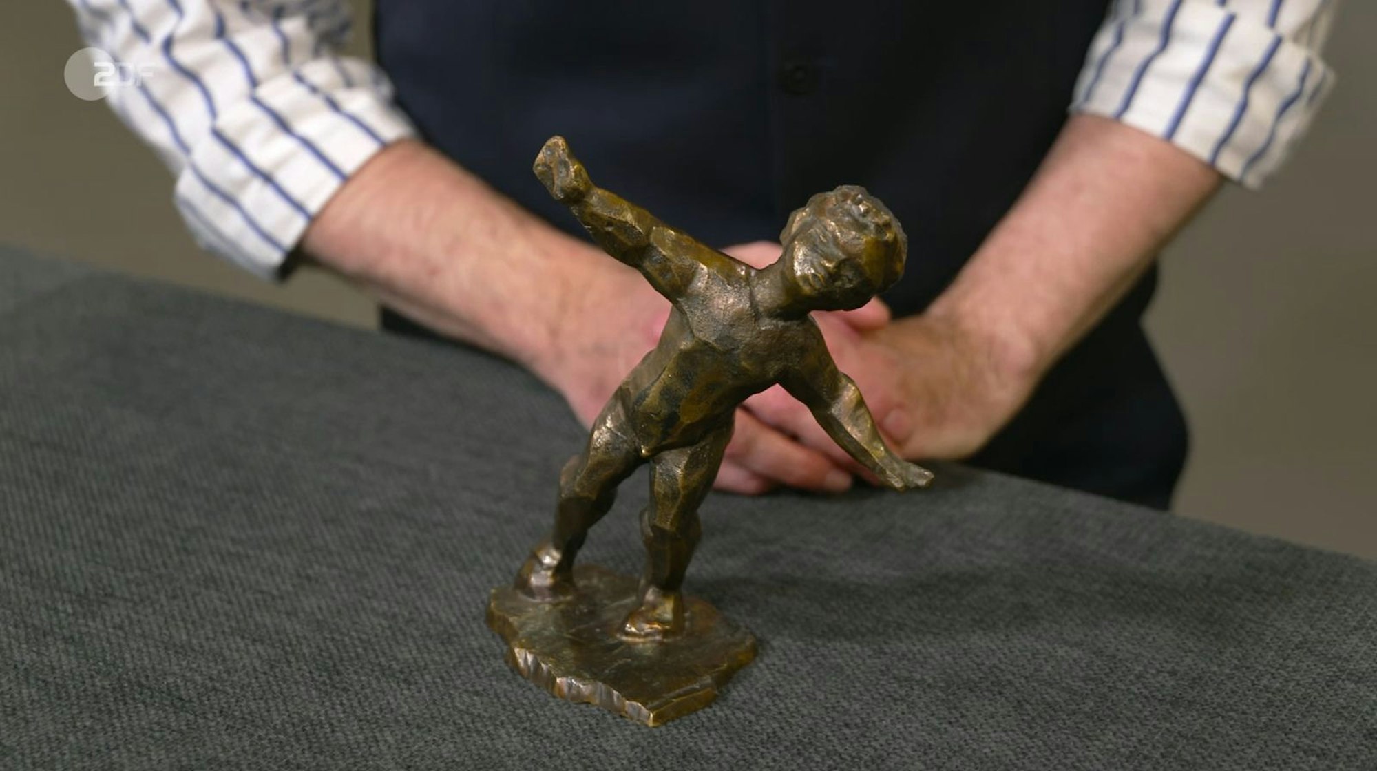 Händler David Suppes zahlte für die kleine Bronzeplastik mit dem Titel „Der Flieger“ 400 Euro.
(Bild: ZDF)