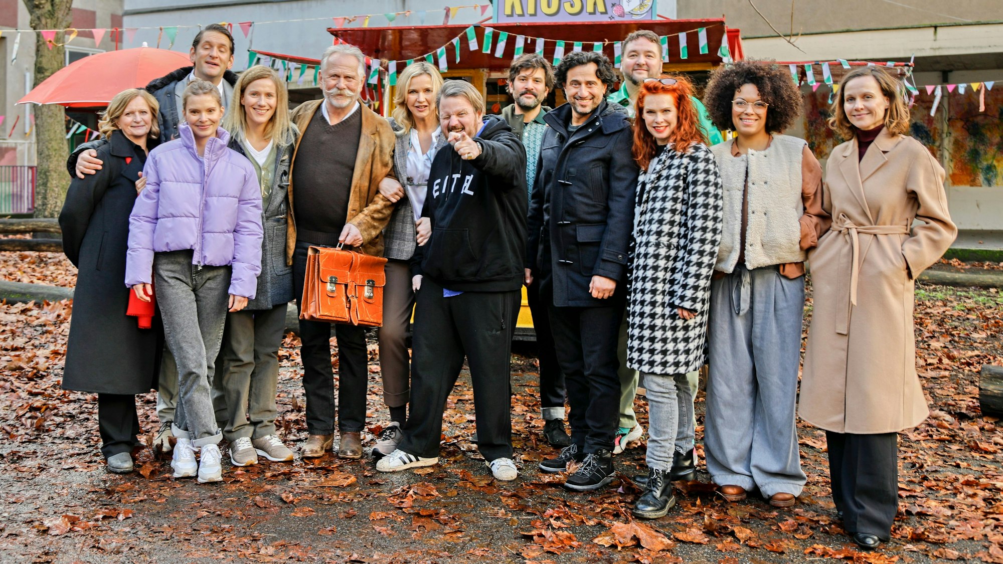 Mehrere Menschen stehen vor einem Kiosk.