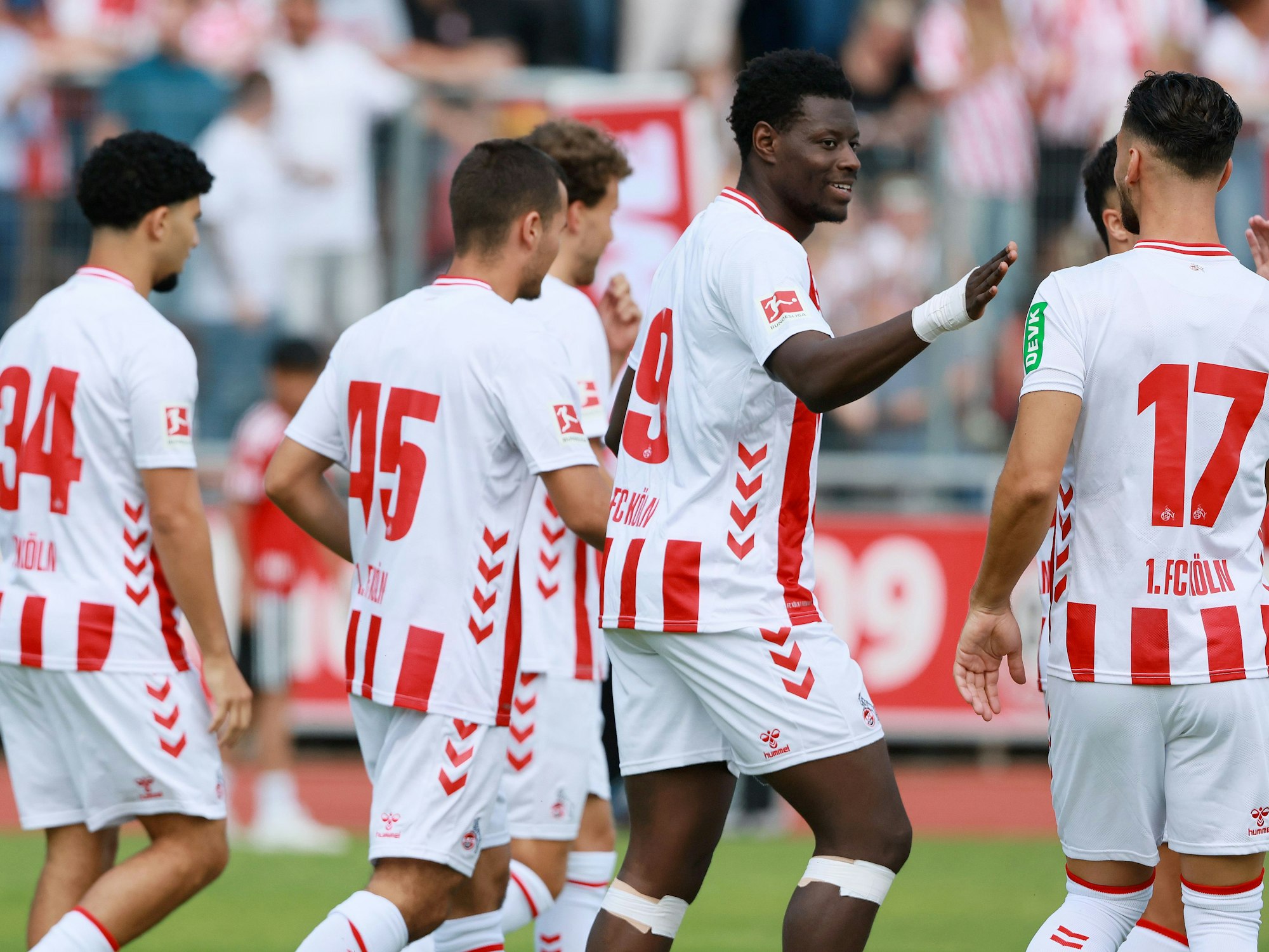 Ragnar Ache (2. von rechts, 1. FC Köln) mit bandagierten Knien und Handgelenk am 12. Juli 2025.