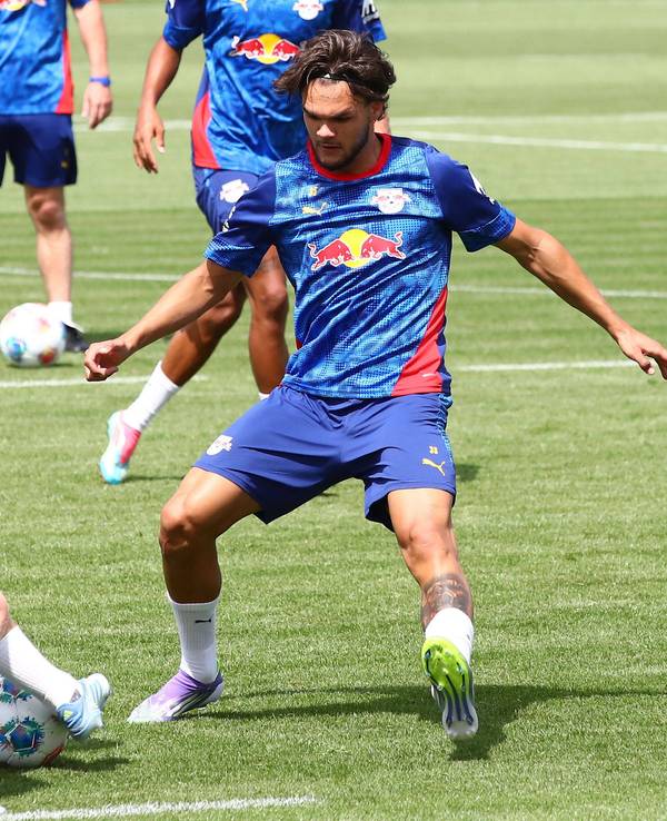 Max Finkgräfe im Training von RB Leipzig in Aktion.