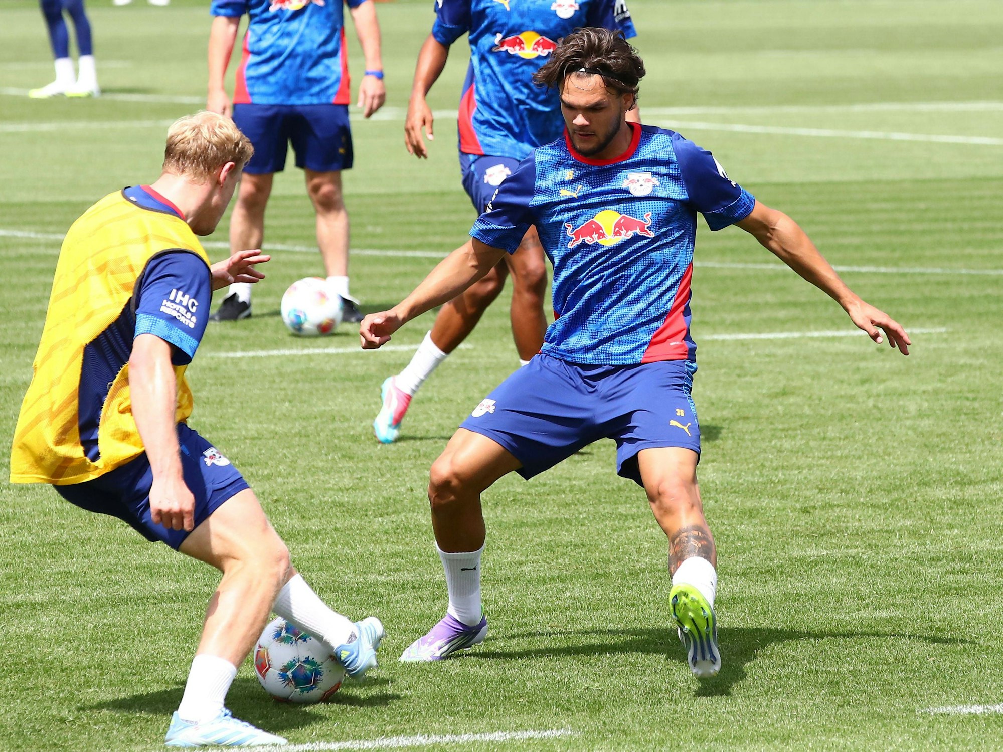 Max Finkgräfe im Training von RB Leipzig in Aktion.