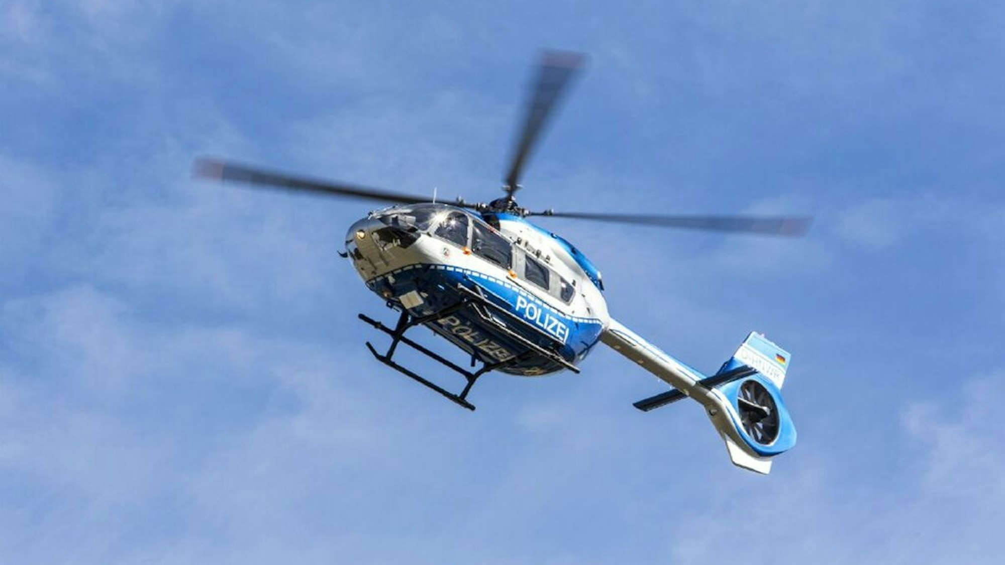 Ein Polizeihubschrauber am Himmel.