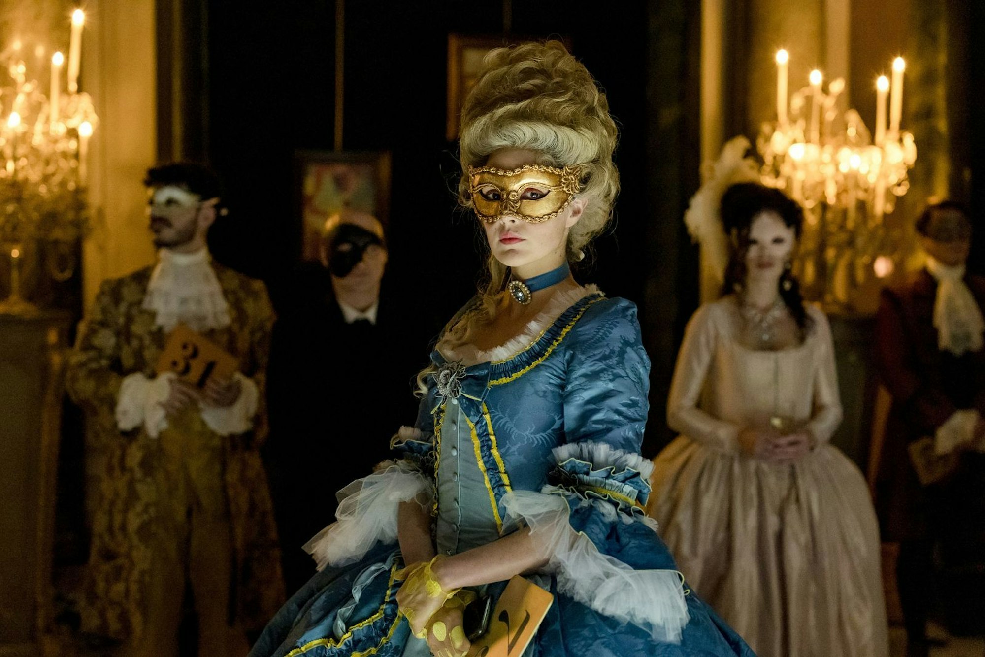 Um bei einer Versteigerung im Schloss Versailles nicht aufzufallen, hat sich Tamara (Camille Lou) herausgeputzt. Wird sie in der Menge unentdeckt bleiben? (Bild: ZDF/ JEAN-PHILIPPE BALTEL)