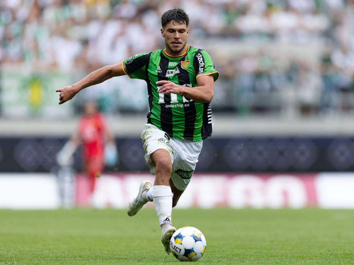William Milovanovic in einem Spiel mit dem Ball in Aktion.