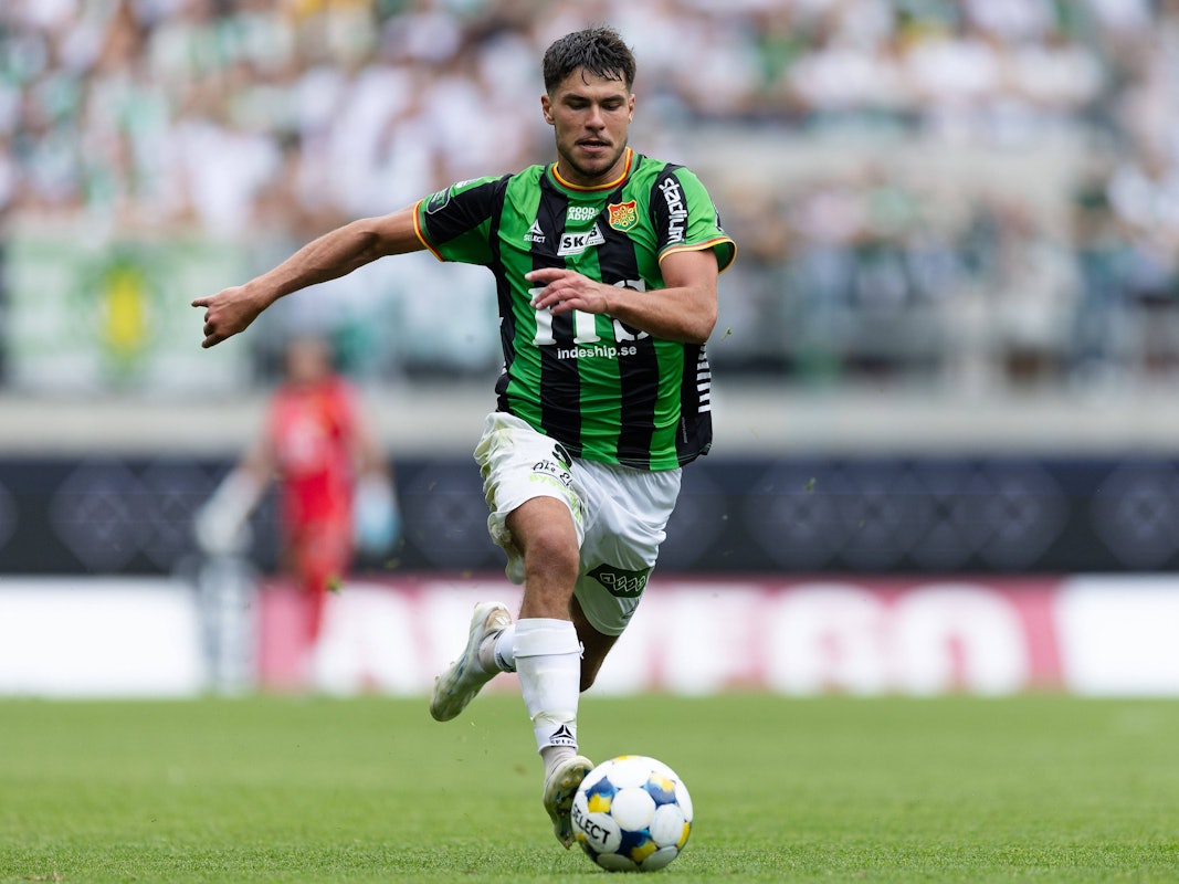 William Milovanovic in einem Spiel mit dem Ball in Aktion.