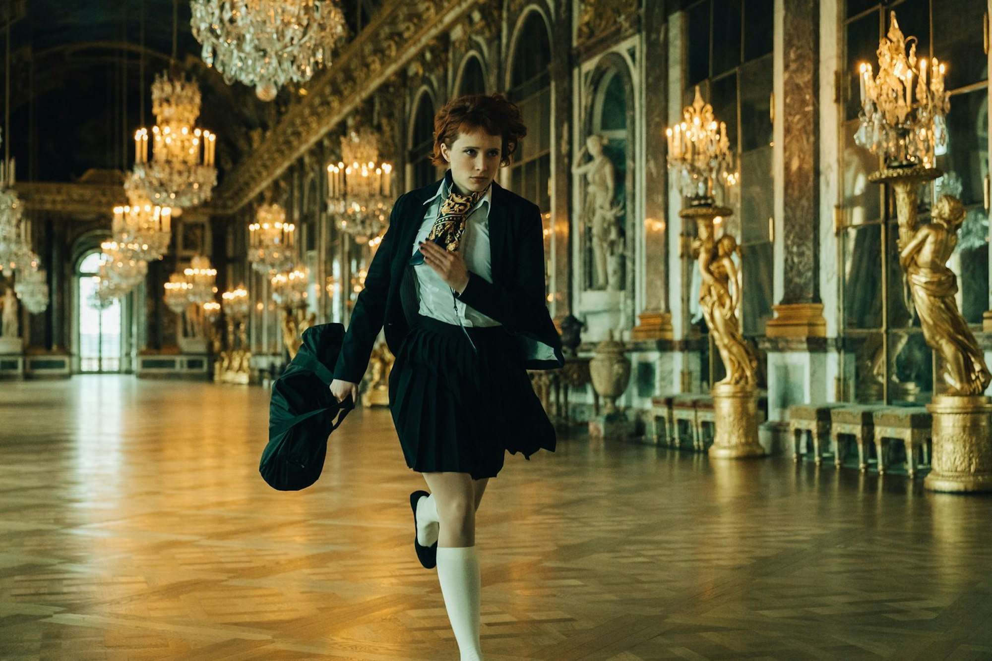 Alexia (Claire Romain), die jüngste der Schwestern, hat sich ins Schloss Versailles geschlichen. (Bild: ZDF/ CAROLINE DUBOIS / BIG BAND ST)