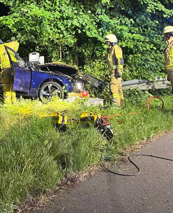 Bei einem schweren Unfall in Monschau wurden in der Nacht zu Sonntag drei junge Männer verletzt.