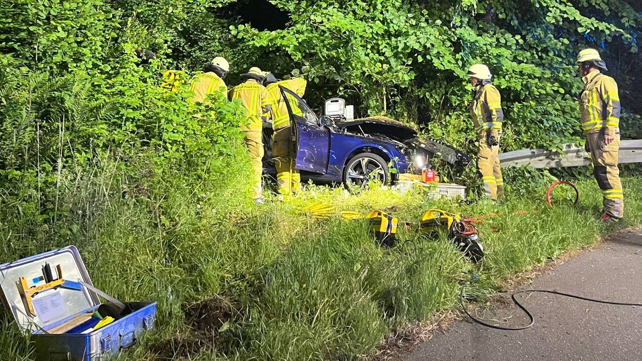 Bei einem schweren Unfall in Monschau wurden in der Nacht zu Sonntag drei junge Männer verletzt.