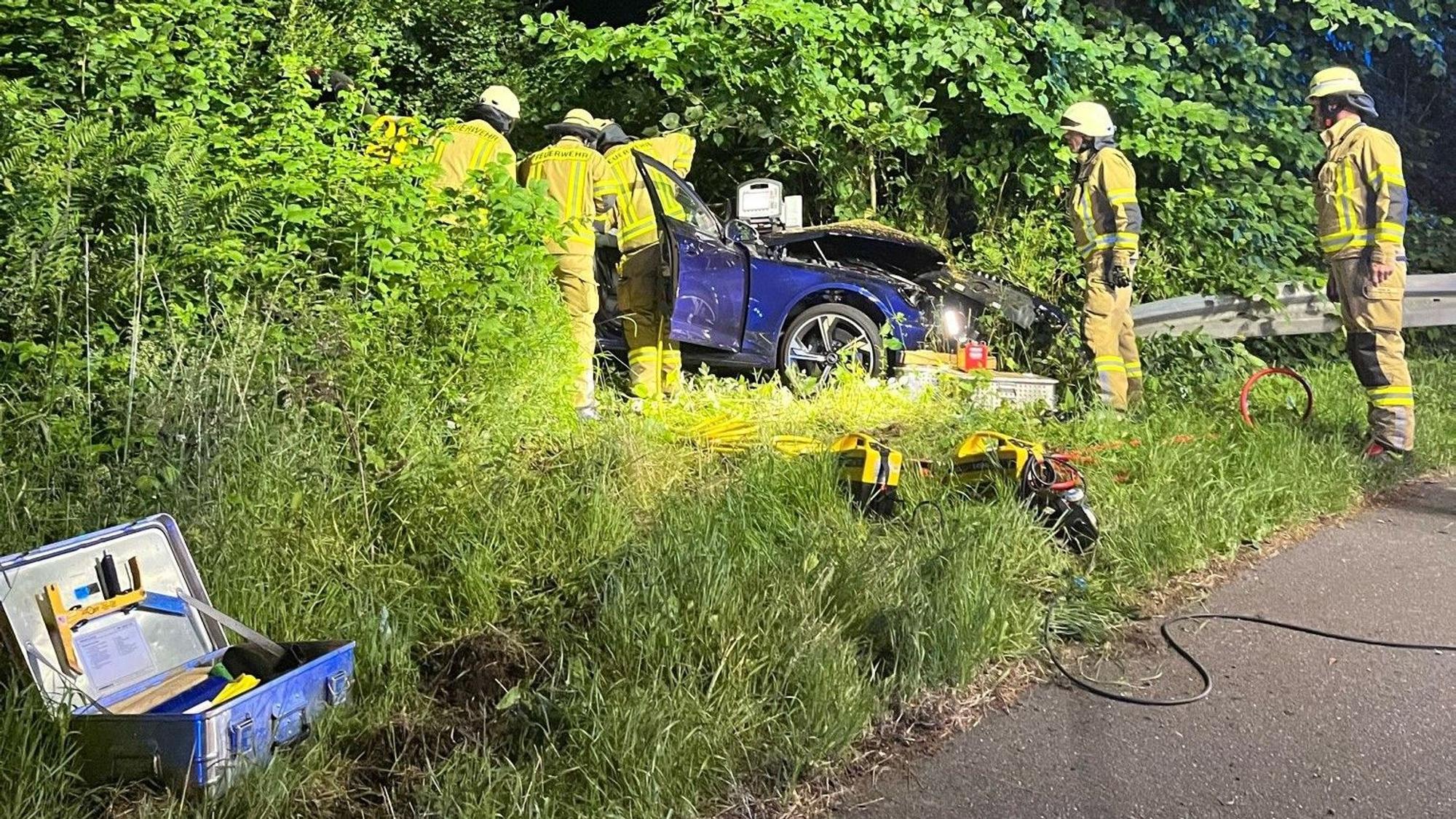 Bei einem schweren Unfall in Monschau wurden in der Nacht zu Sonntag drei junge Männer verletzt.