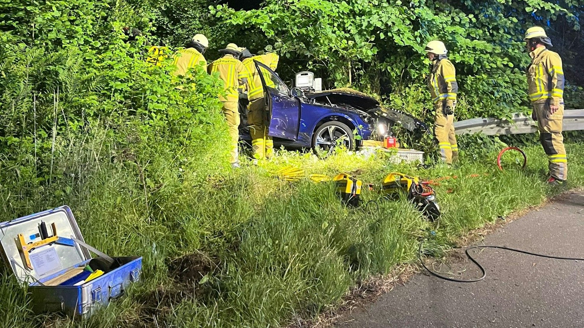Bei einem schweren Unfall in Monschau wurden in der Nacht zu Sonntag drei junge Männer verletzt.