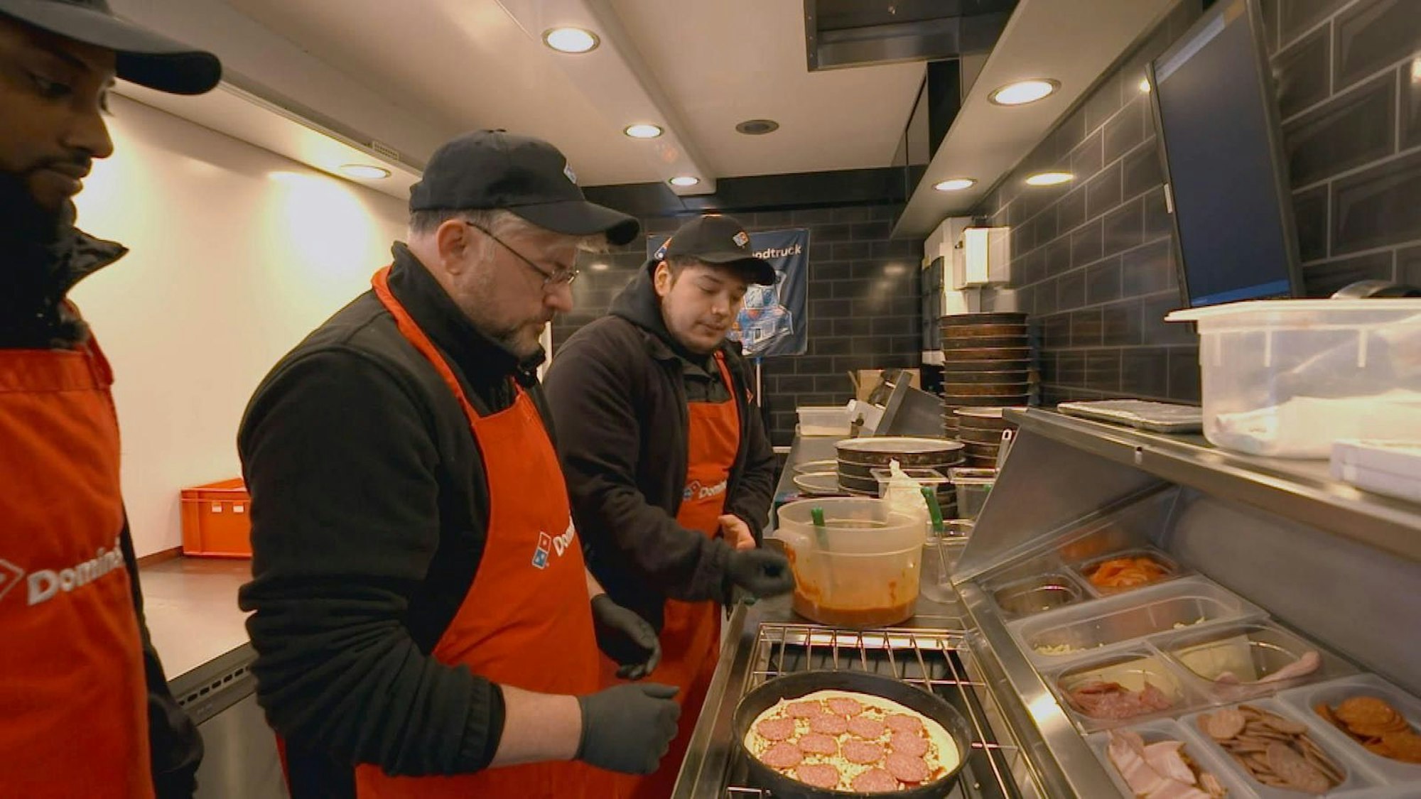 „Ah, der ist ja voll alt.“ Pizza-Foodtruck-Mitarbeiter Solomon (links) war von Probearbeiter Tim erst nicht so begeistert. Aber: „Ich würd ihm eine zweite Chance geben.“ (Bild: RTL)