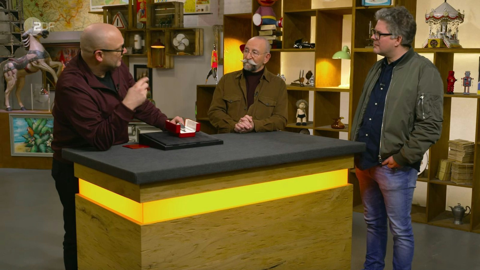 Christian aus Reken (rechts) war sich sicher, dass sein Objekt „für viele interessant“ sein würde. (Bild: ZDF)