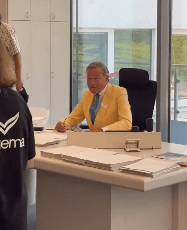 Der frühere Trigema-Chef Wolfgang Grupp ist auf Instagram in mehreren Einstellungen zu sehen - mit gelbem Sakko und blauer Krawatte. Das Video ist ein Rückblick auf den Tag der offenen Tür am 5. Juli.