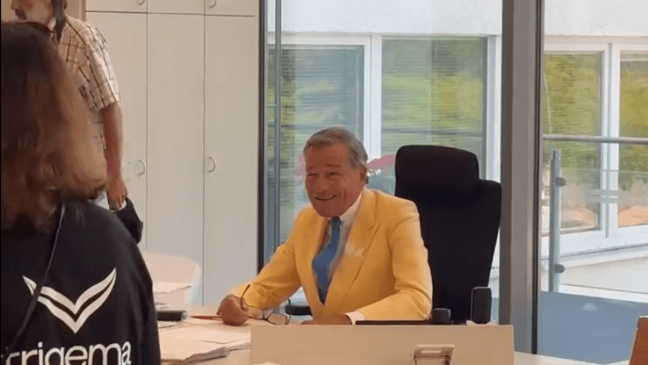Der frühere Trigema-Chef Wolfgang Grupp ist auf Instagram in mehreren Einstellungen zu sehen - mit gelbem Sakko und blauer Krawatte. Das Video ist ein Rückblick auf den Tag der offenen Tür am 5. Juli.