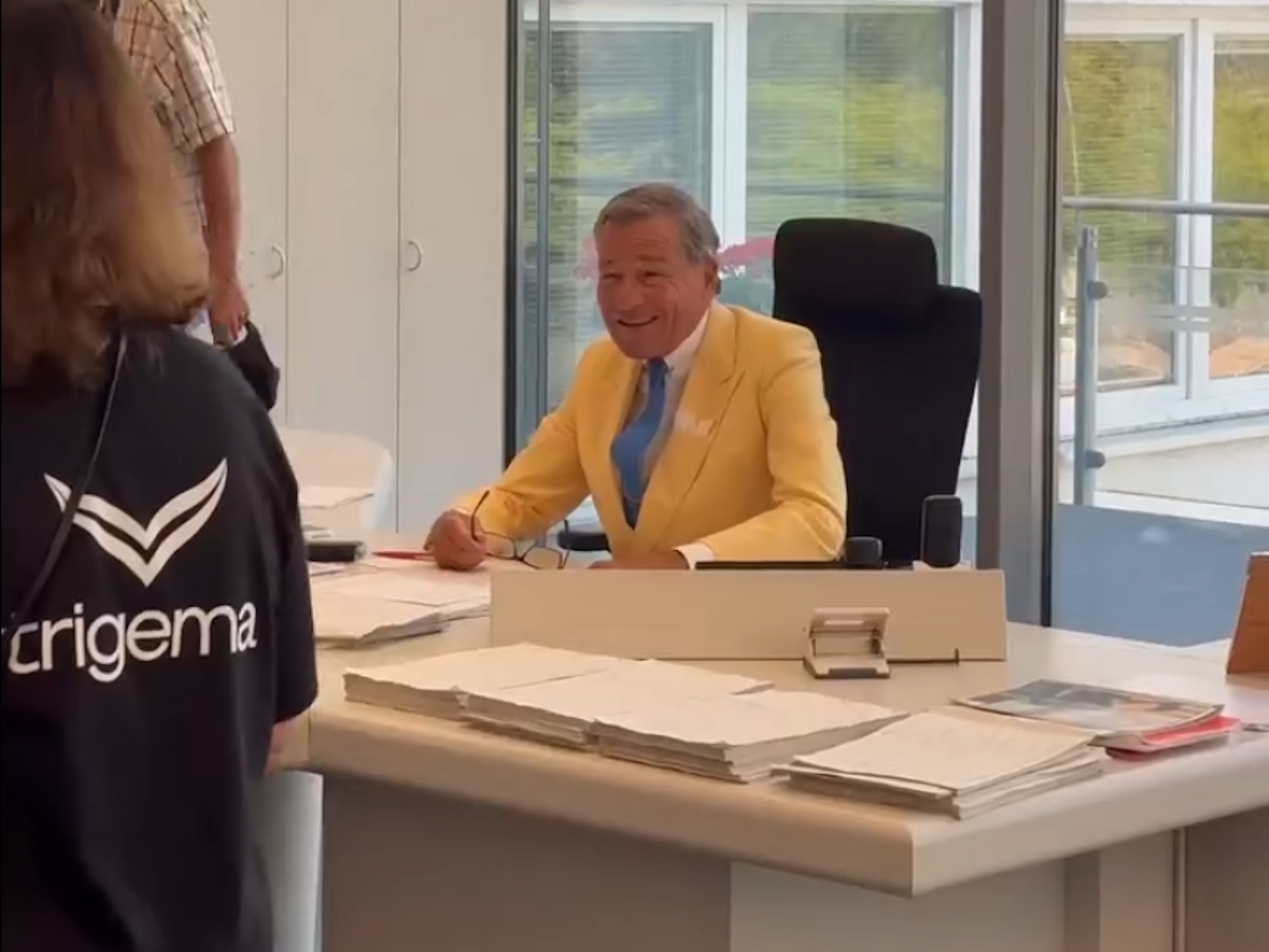 Der frühere Trigema-Chef Wolfgang Grupp ist auf Instagram in mehreren Einstellungen zu sehen - mit gelbem Sakko und blauer Krawatte. Das Video ist ein Rückblick auf den Tag der offenen Tür am 5. Juli.