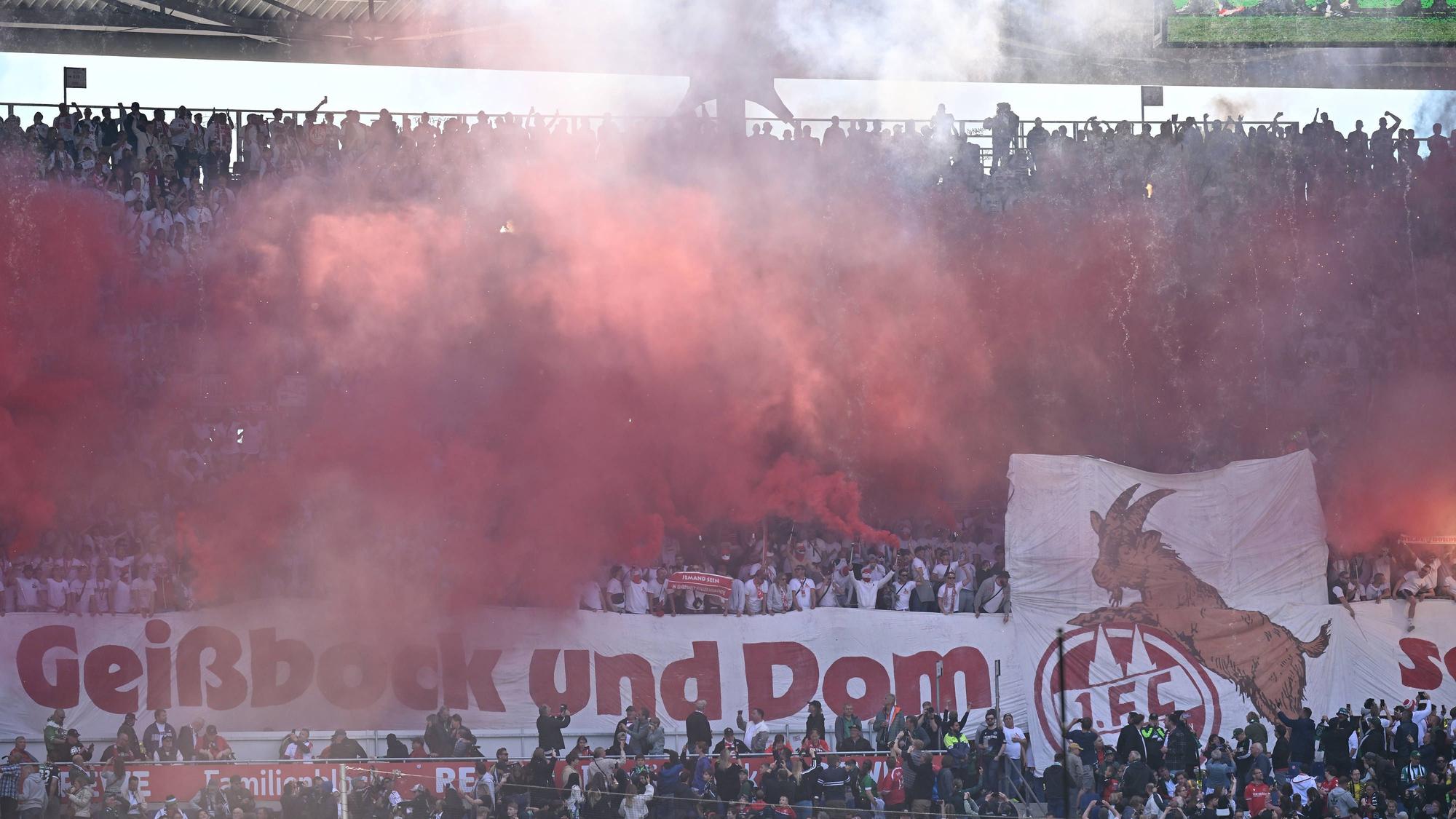 Fans aus Köln zünden Pyrotechnik.