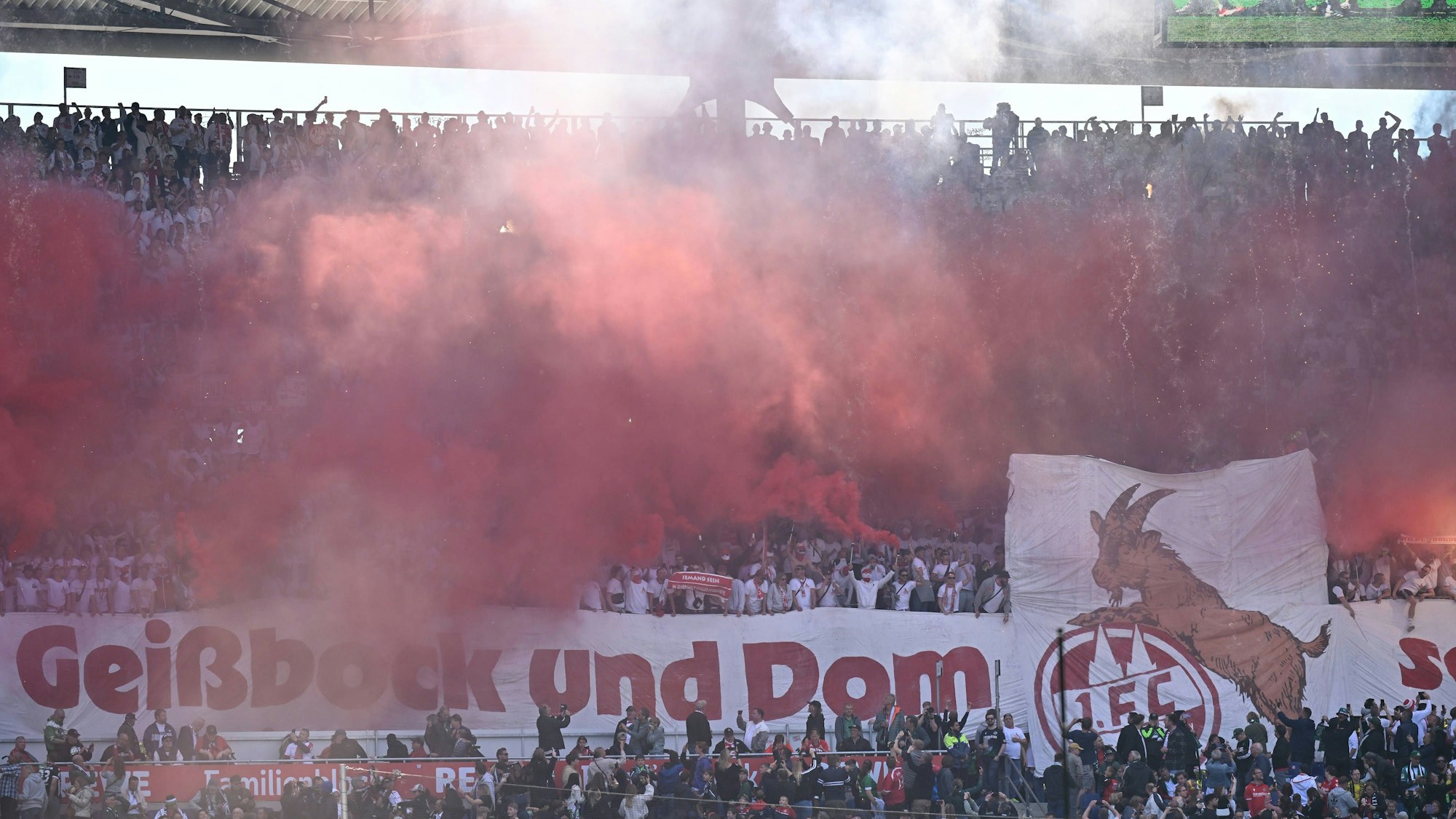 Fans aus Köln zünden Pyrotechnik.